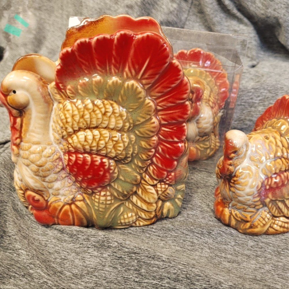 Turkey, napkin holder & salt pepper shakers
